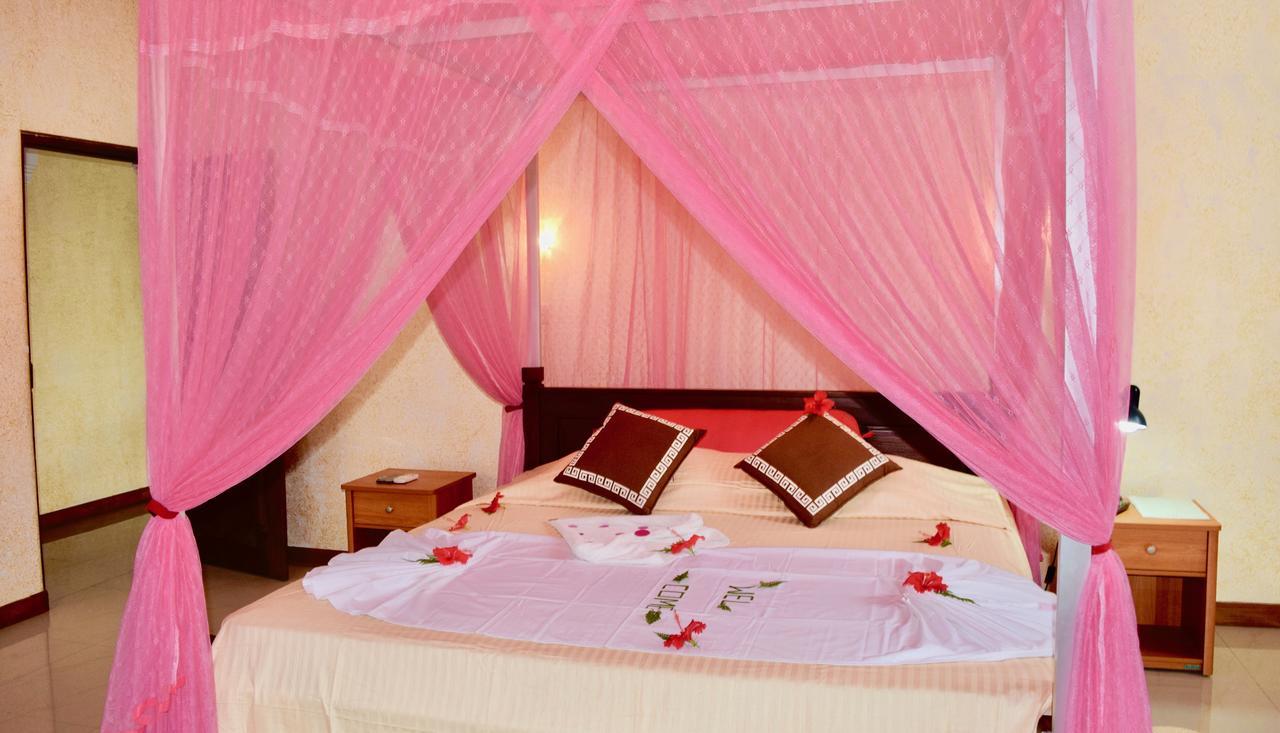 Rico Shadow Guest House & Restaurant Wayikkal Exterior foto