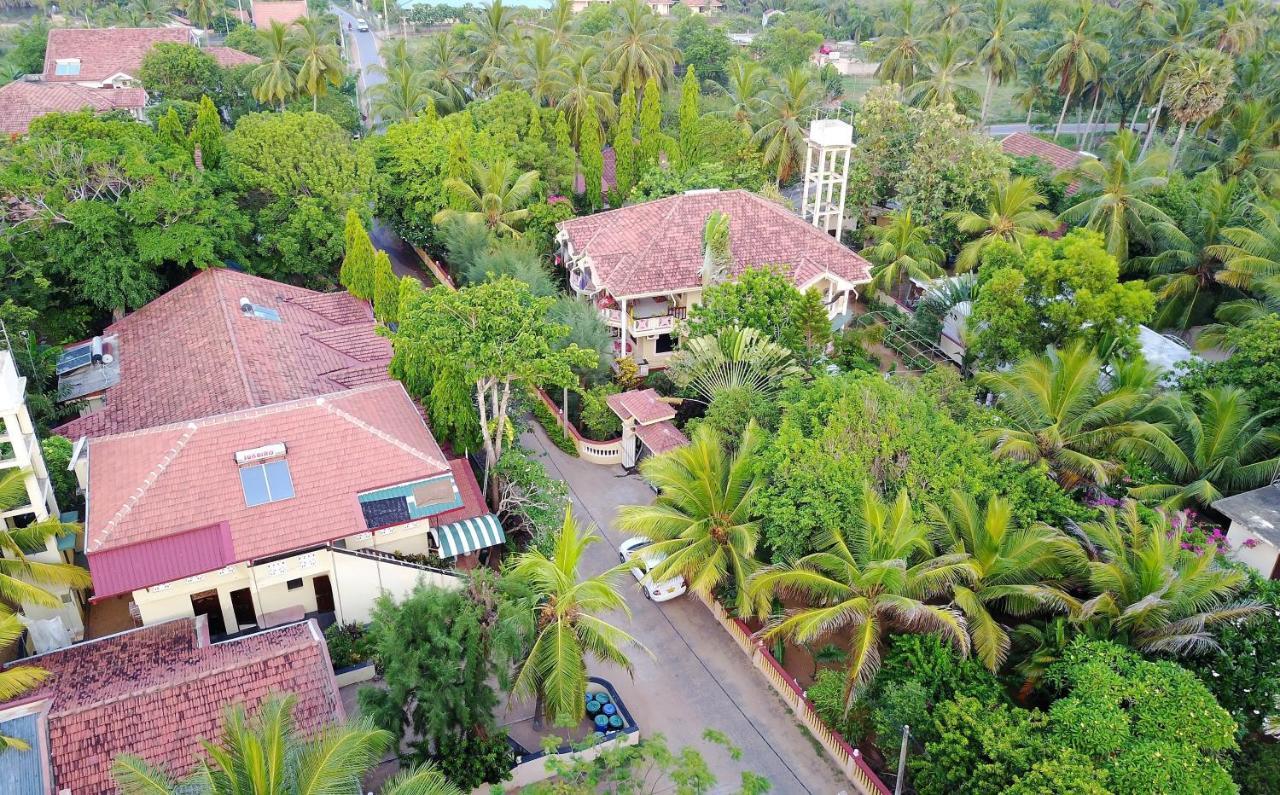 Rico Shadow Guest House & Restaurant Wayikkal Exterior foto